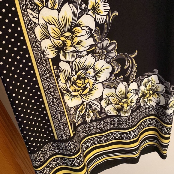 NWOT Black Harem Pants with Floral side panel and hem Size 26W - Picture 4 of 6